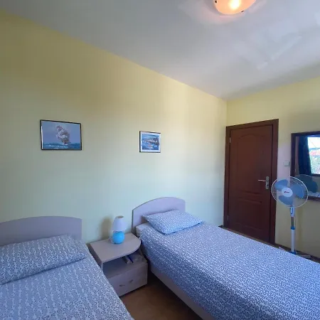 Amadeus 1 - 13b Large Two Bedroom Apartment *